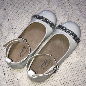 Girls never worn white dress shoes with crystals